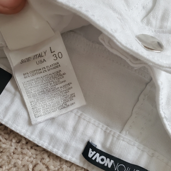 Fashion Nova White Distresses Shorts Size 30 - Picture 3 of 5